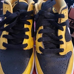 Nike low dunk black and yellow